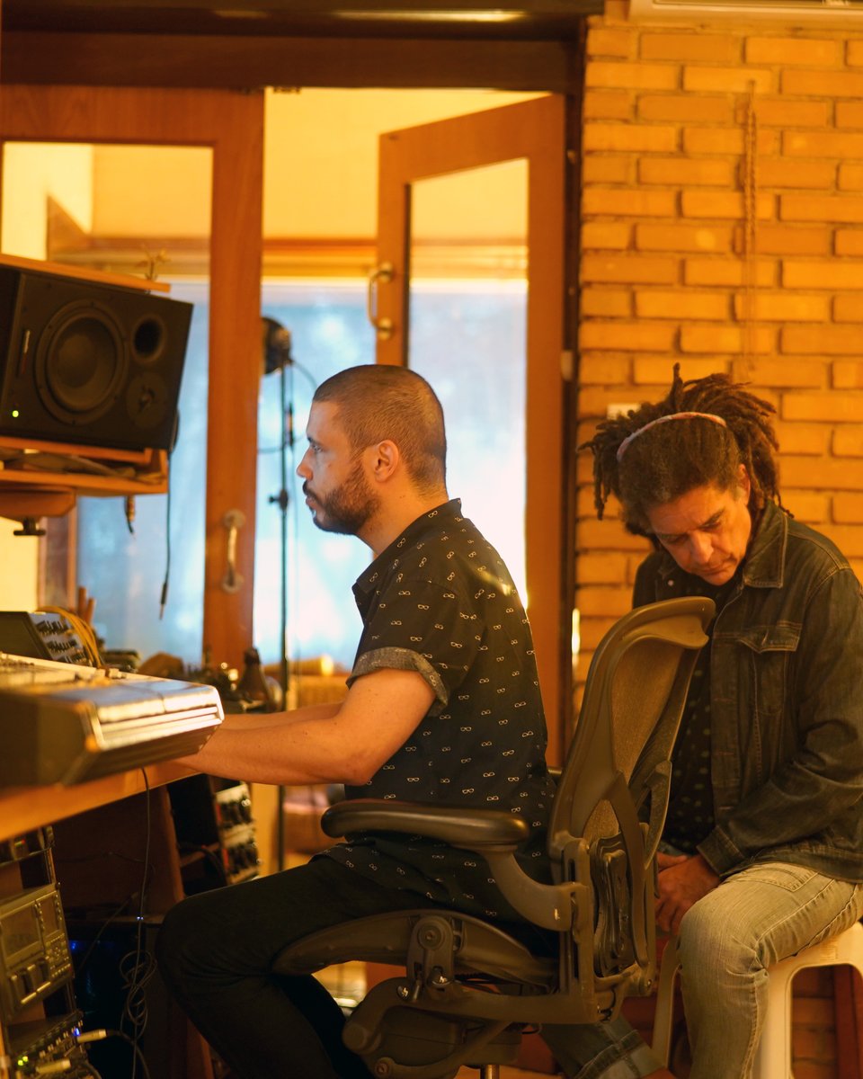 marcsacramento's tweet photo. #tbt pra quem gosta de saber como é o processo de gravação de um disco! Essa doideira acontece quando seu produtor cria um arranjo mucho loko com muitas variações e tempos difusos rs. Concentração máxima, luz apagada e fé na regência! https://t.co/cI8C29y5n8