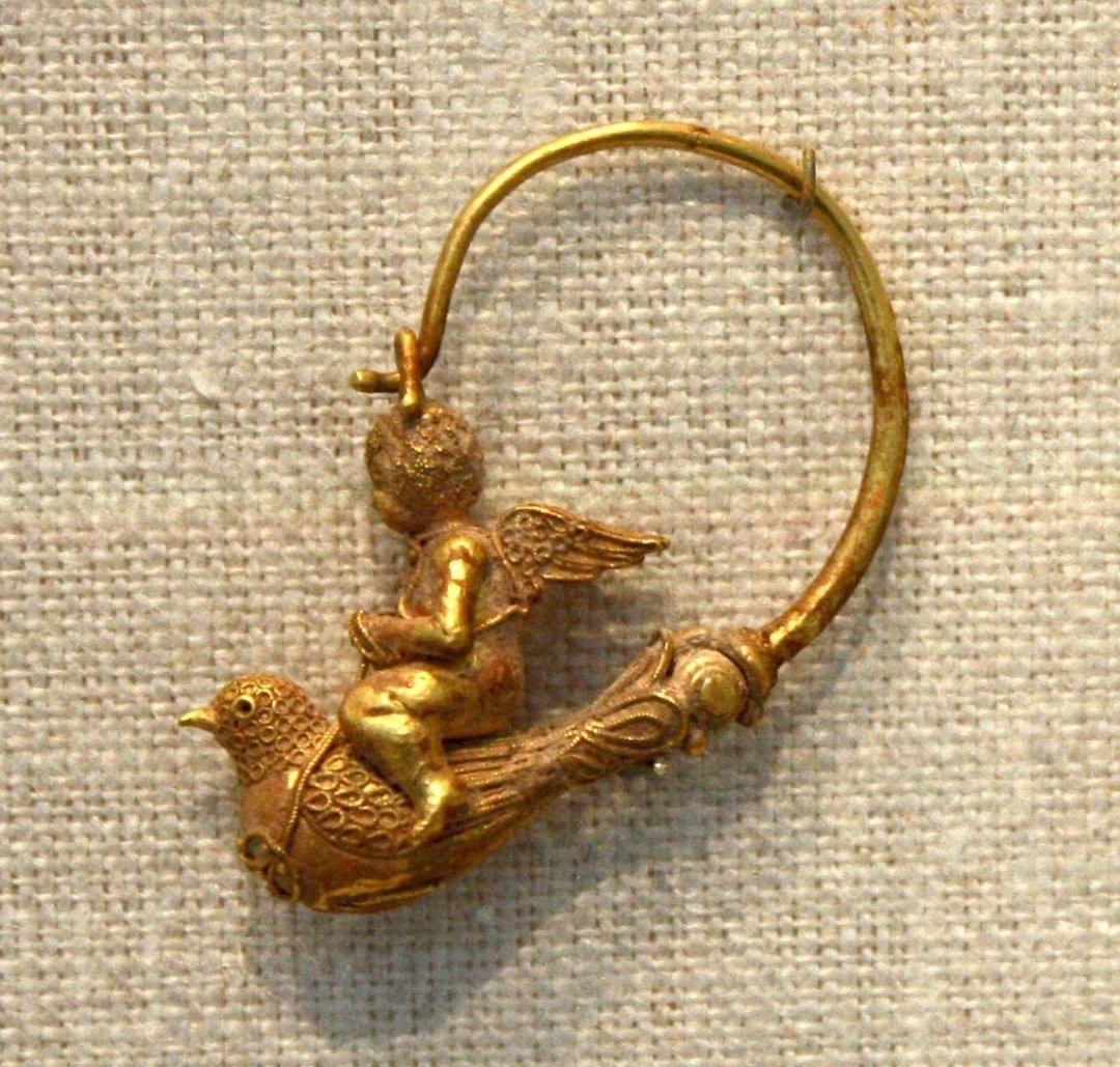 紀元前3世紀のゴールドイヤリング、愛の神が鳩に跨っています。メトロポリタン美術館コレクション