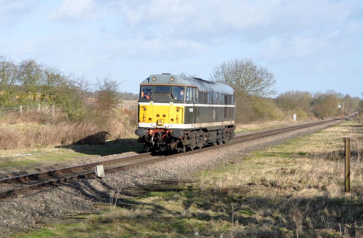 MrDeltic15's tweet image. And also for good measure On This Day, taken just behind this shot on the Corby branch(still single track with limited service compared to today's double track half-hourly service), BR Green 31190 trundles towards Kettering @railcamlive @FreightmasterUK @RailwaysToday #Class31
