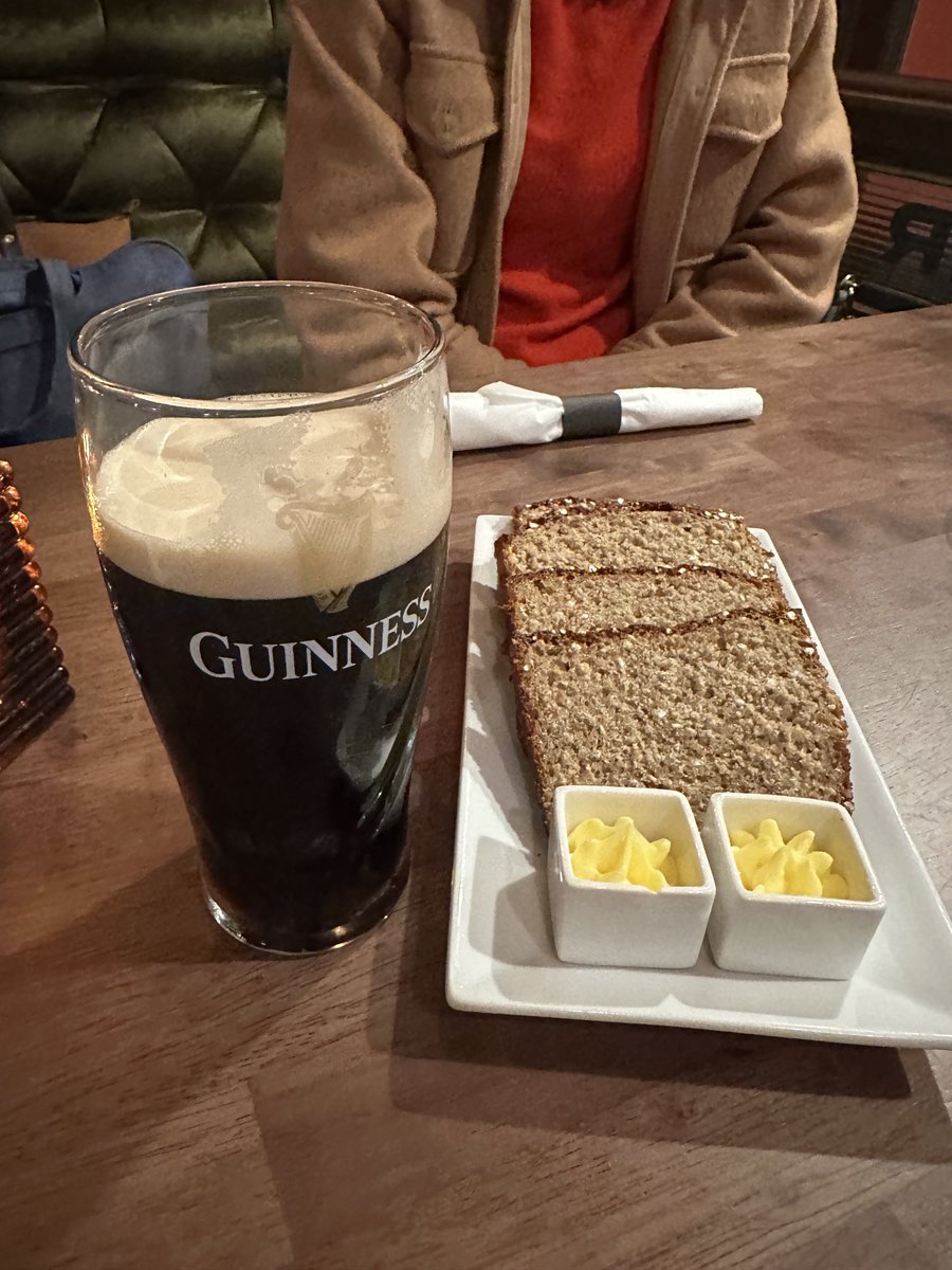 MariaFadiman's tweet photo. Guinness, soda bread and a session (casual gathering of musicians playing Irish music) @theburrenhouse in CA. Tapping my toes, sipping my beer, chomping my bread with @jafronske and our WeWork buddy, getting my Irish fix at this lovely, fun place. #theburrenhouse #irishsession https://t.co/pKFLgo5jIk