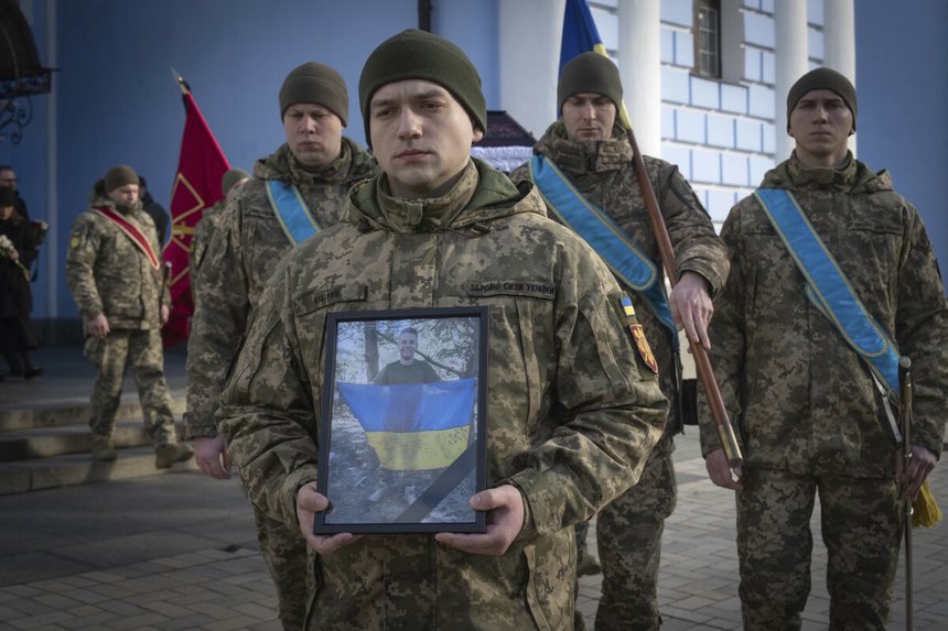 DominikSerwacki's tweet photo. 🇵🇱 🇺🇦 Nie żyje 19-letni Filip Antosiak. Zginął na froncie na Ukrainie. 

W Kijowie z honorami wojskowymi pożegnano młodego Polaka, który wstąpił do ukraińskiej armii jako ochotnik i zginął 19 stycznia pod Pokrowskiem w obwodzie donieckim. Przy trumnie ułożono flagi Ukrainy i Polski oraz wieniec z białych i czerwonych róż.

Był żołnierzem 25. Syczesławskiej Samodzielnej Brygady Powietrznodesantowej Sił Zbrojnych Ukrainy, pododdziału uderzeniowych kompleksów bezzałogowych Rubak. Zajmował się wyposażeniem ciężkich dronów, którymi atakowano siły przeciwnika i dostarczał amunicję na pierwszą linię frontu.

Porzucił naukę w Oksfordzie w Wielkiej Brytanii w wyniku rosyjskiej inwazji.