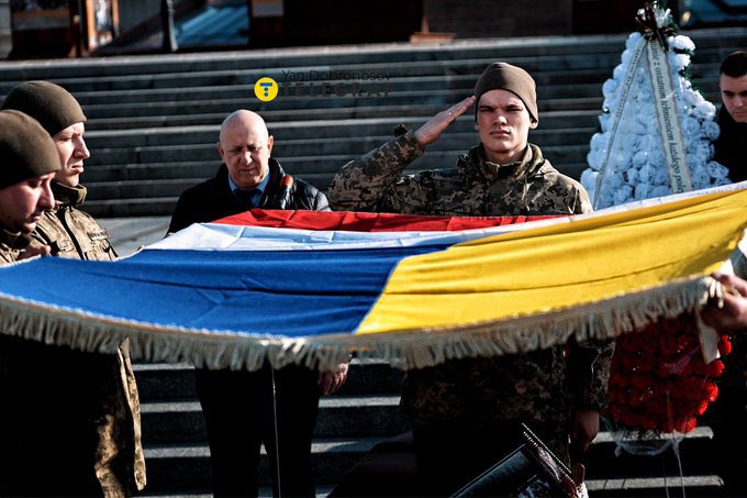 DominikSerwacki's tweet photo. 🇵🇱 🇺🇦 Nie żyje 19-letni Filip Antosiak. Zginął na froncie na Ukrainie. 

W Kijowie z honorami wojskowymi pożegnano młodego Polaka, który wstąpił do ukraińskiej armii jako ochotnik i zginął 19 stycznia pod Pokrowskiem w obwodzie donieckim. Przy trumnie ułożono flagi Ukrainy i Polski oraz wieniec z białych i czerwonych róż.

Był żołnierzem 25. Syczesławskiej Samodzielnej Brygady Powietrznodesantowej Sił Zbrojnych Ukrainy, pododdziału uderzeniowych kompleksów bezzałogowych Rubak. Zajmował się wyposażeniem ciężkich dronów, którymi atakowano siły przeciwnika i dostarczał amunicję na pierwszą linię frontu.

Porzucił naukę w Oksfordzie w Wielkiej Brytanii w wyniku rosyjskiej inwazji.