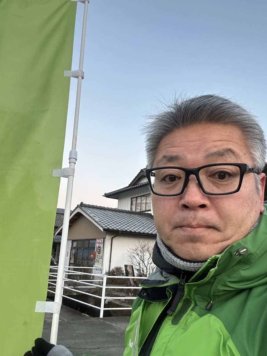 kuma_3_net's tweet photo. 今日の朝活は、新村交差点で行いました！
新しいアイテム（シューズ）で元気よく朝活できました。
多くの方に朝の挨拶ができました。
#朝活
#南阿蘇村
#生まれてよかった
#住んでよかった
#ずーっと住み続けられる村づくり
#工藤まさみ
#おはようございます
#ありがとうございます https://t.co/LKjMcyN3vo
