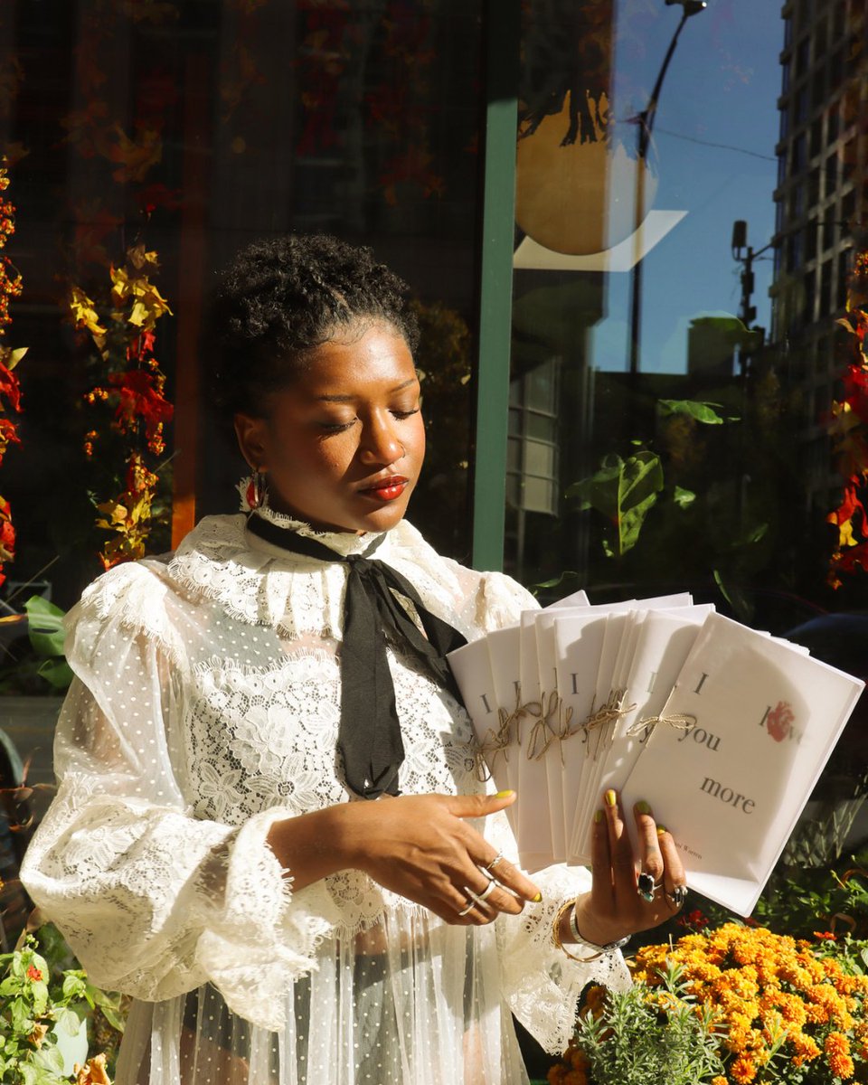 Loyola_SOC's tweet photo. 📖 Meet Imani Warren, a rising poet &amp; SoC standout!
Her handmade chapbook I Love You More flows like an album—each poem tied with care &amp; openness. 

Proud to celebrate her passion &amp; dedication! 🎉 #StudentSpotlight #LoyolaChicago #ExperienceSOC
📖 by Ava Daugherty https://t.co/7VOR0tMqWB