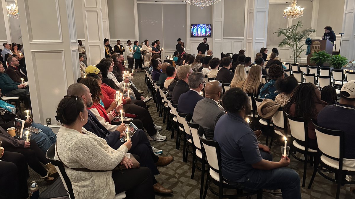 wpdeabc15's tweet photo. CCU fraternities, students, staff and faculty take part in a candlelight vigil for VP Travis Overton https://t.co/liXL0W8hUa