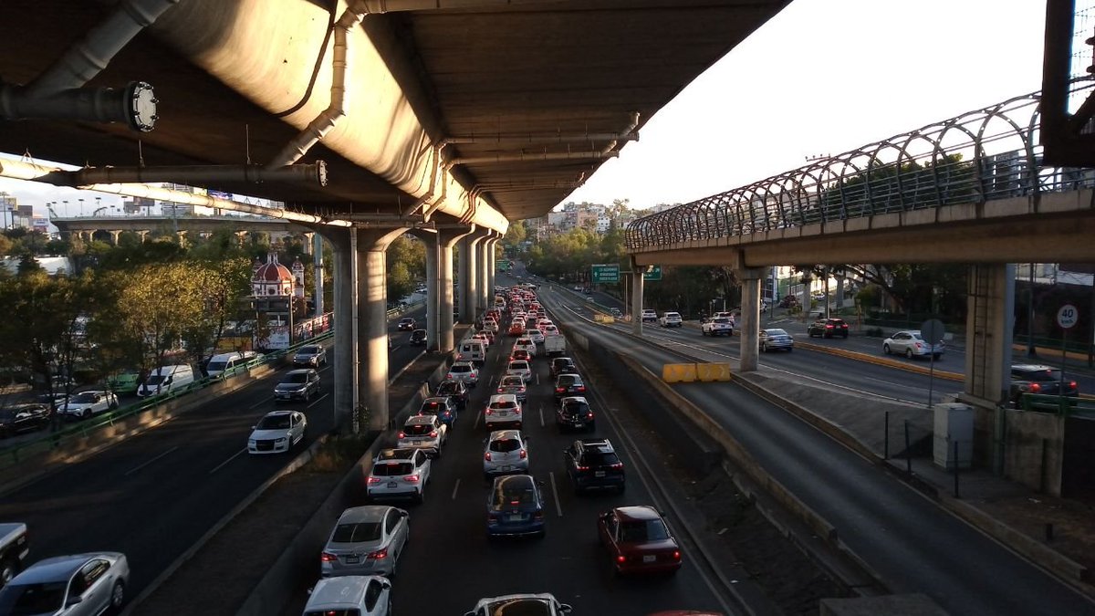 valericiosa's tweet photo. @UCS_GCDMX @SSC_CDMX @OVIALCDMX  ¿Podría decirnos por favor el motivo de tener cerrado el tránsito hacia viaducto desde periférico? https://t.co/qISqM7GGQs