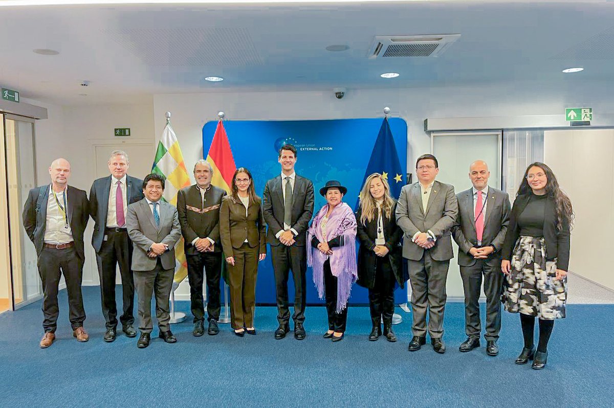 En nuestra participación del IX Diálogo de Alto Nivel Bolivia – Unión Europea, reafirmamos nuestro compromiso de cooperación en áreas clave como energías renovables, comercio, biodiversidad, financiamiento climático, seguridad, lucha contra el narcotráfico, entre otros.
1/4