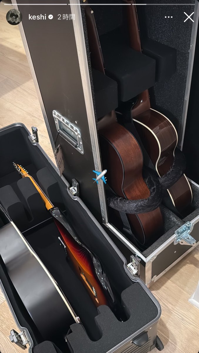 less_of_you_'s tweet photo. 最近のkeshiのストーリーのJMはJohn MayerのことでSIGはsignatureで、3枚目の画像の1番左側のギターが、John Mayer signatureのギターなんです✨

本当にこのギター見たのは久しぶりで、私が見逃してなければ、2年前のツアー以来😿✨ https://t.co/ccliIaql57