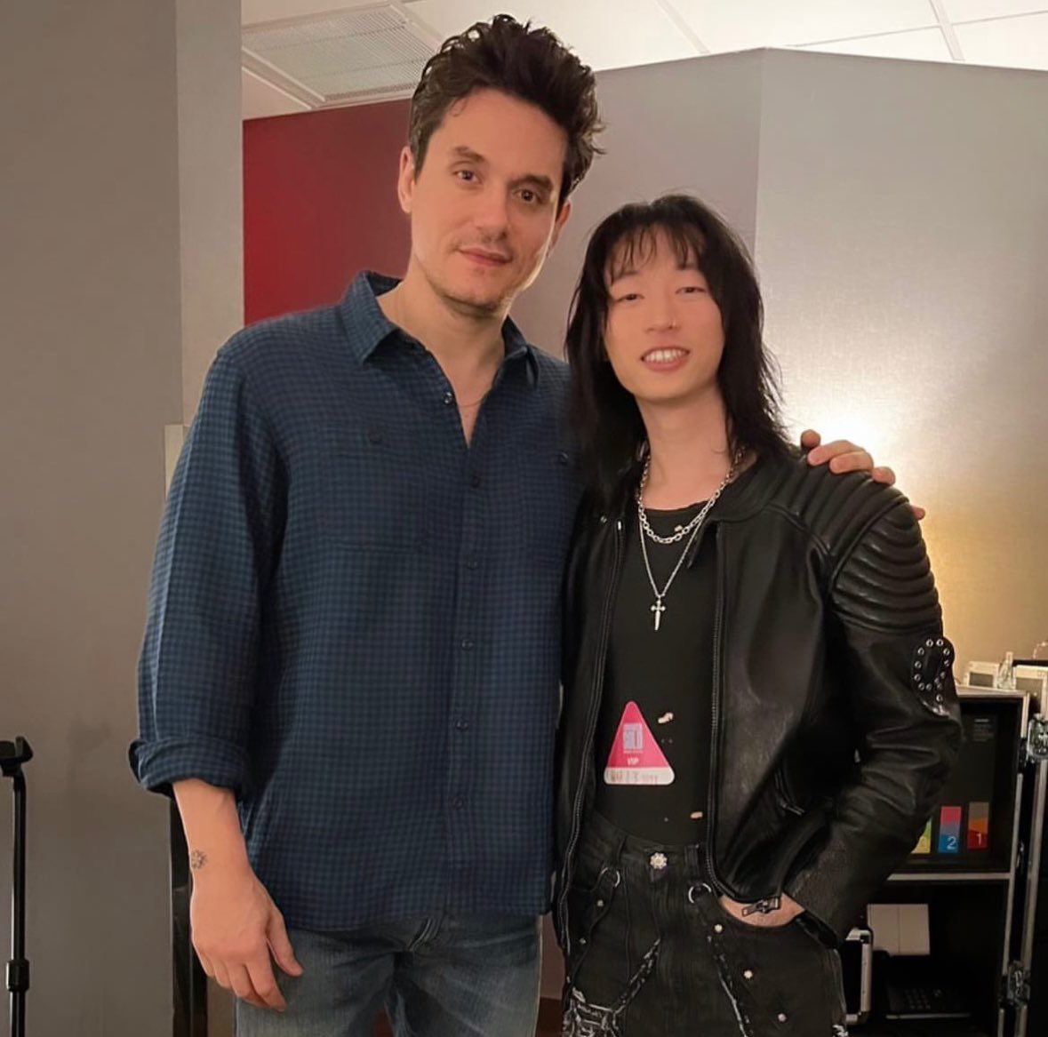 less_of_you_'s tweet photo. 最近のkeshiのストーリーのJMはJohn MayerのことでSIGはsignatureで、3枚目の画像の1番左側のギターが、John Mayer signatureのギターなんです✨

本当にこのギター見たのは久しぶりで、私が見逃してなければ、2年前のツアー以来😿✨ https://t.co/ccliIaql57