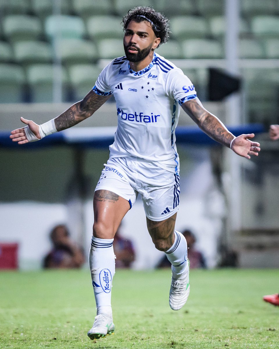 ogabrielaugus's tweet photo. Hoje, Gabigol brilhou ao marcar um hat-trick na vitória do Cruzeiro por 4 a 1 sobre o Itabirito, no Campeonato Mineiro. É o primeiro hat-trick de Gabigol desde 2021. Ele se junta a Gilberto, que havia sido o último jogador a alcançar esse feito pelo clube em 2023.

📷 @ggaleixo https://t.co/7L5A71Cjiz