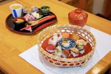 MikuriyaNo_Miko's tweet photo. 📍MEMO
和のアフタヌーンティー🫖
お寿司➕手作りおばんざいスタンド
梅のお花見🌸のあとのお茶🍵に良いかも
湯島天神はメジロもいて可愛いです💕 https://t.co/dzhtOg7Hkr
