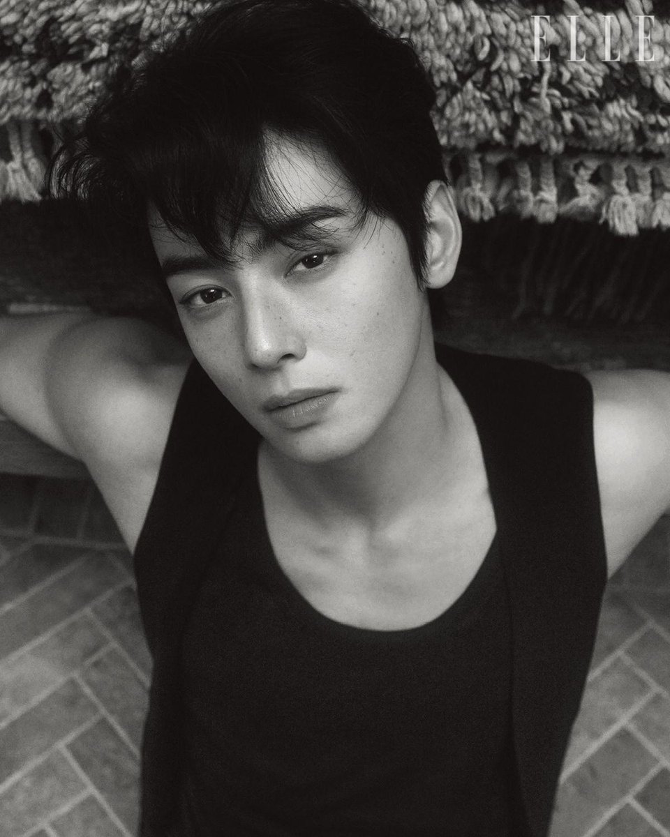 ELLE_KOREA's tweet photo. #ELLEstar #차은우 #CHAEUNWOO @CHAEUNWOO_offcl 

차은우가 나직이 읊조려보는 마음.
고르고 골라 전하는 고요하고 말간 진심.

🔗https://t.co/Kcv1DEFO6y https://t.co/acEwpNpM6o