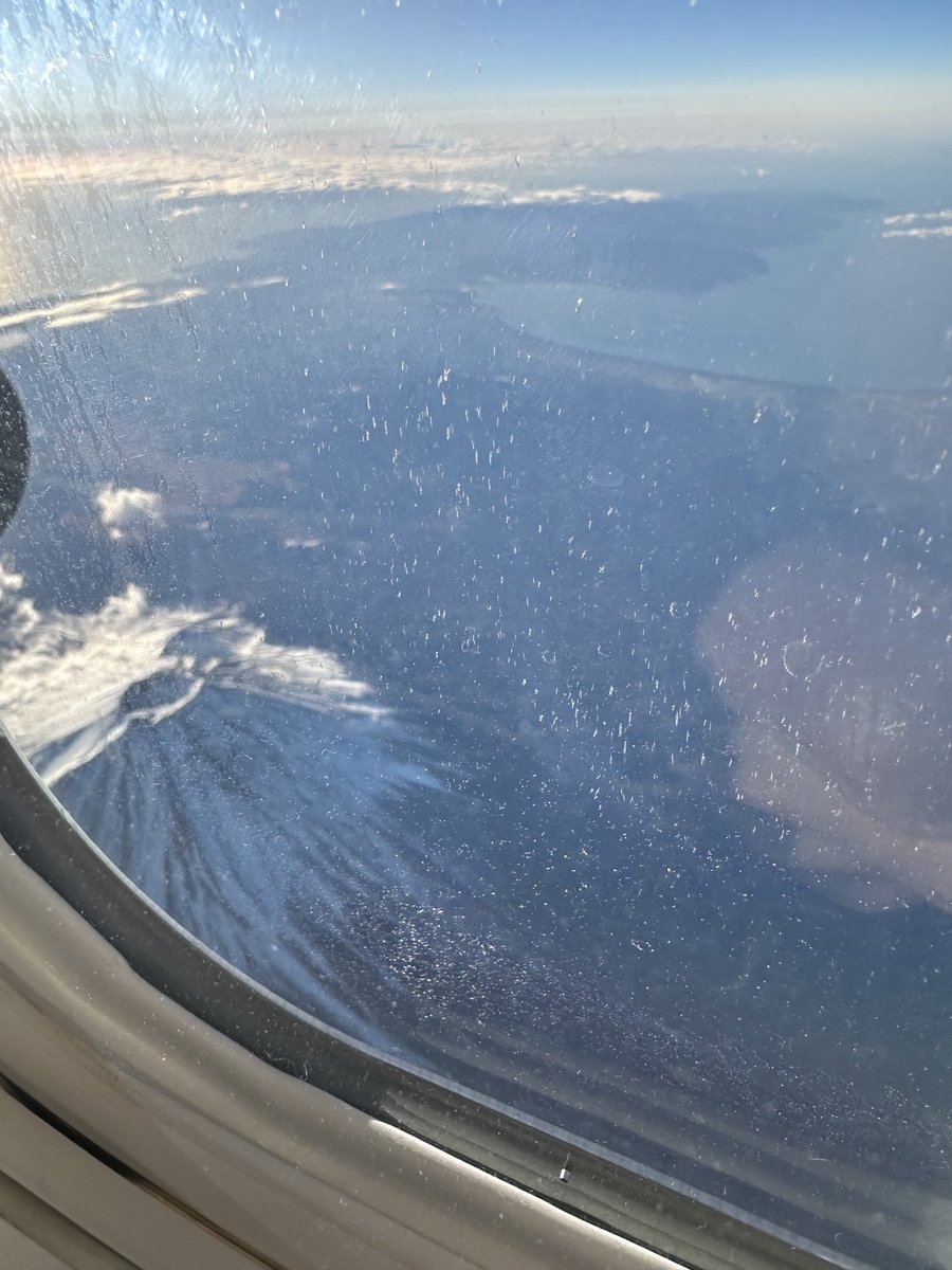 今朝の機上から見た富士山です。少し、真上過ぎ、でした。