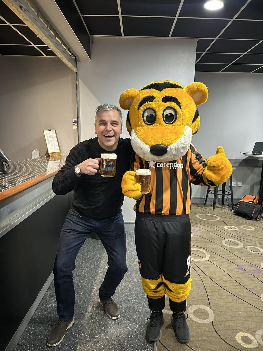 Me and our kid having a few tonight 😂👍🏻<a href="/HullCity/">Hull City</a> <a href="/tigerstrust/">Tigers Trust</a> fantastic night!! Well done all 😍
