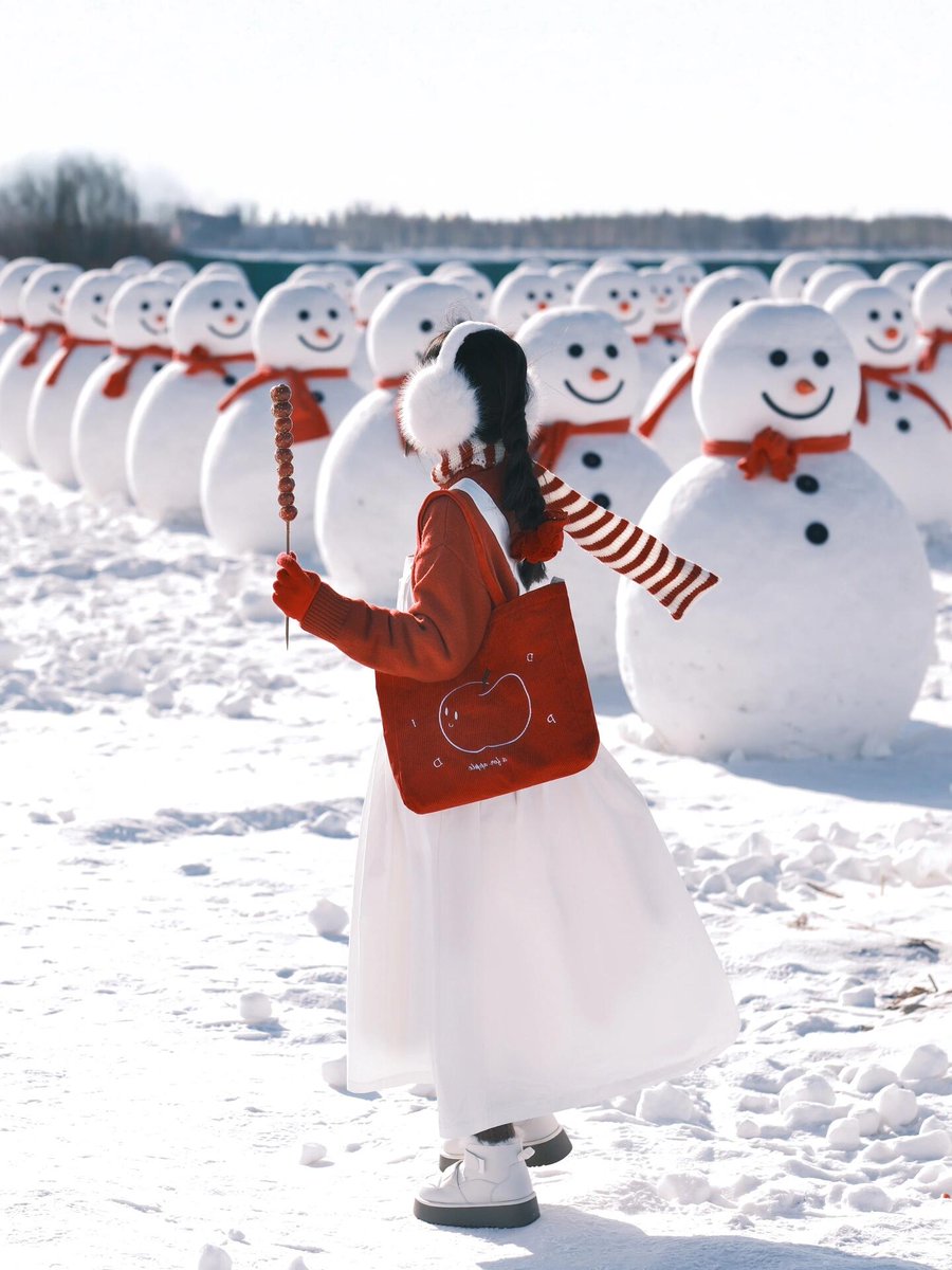 hibingning1's tweet photo. 南方小土豆来北方过年啦！
好多好大的雪人呀！好开心~⛄⛄ https://t.co/Cewi6X3N0r