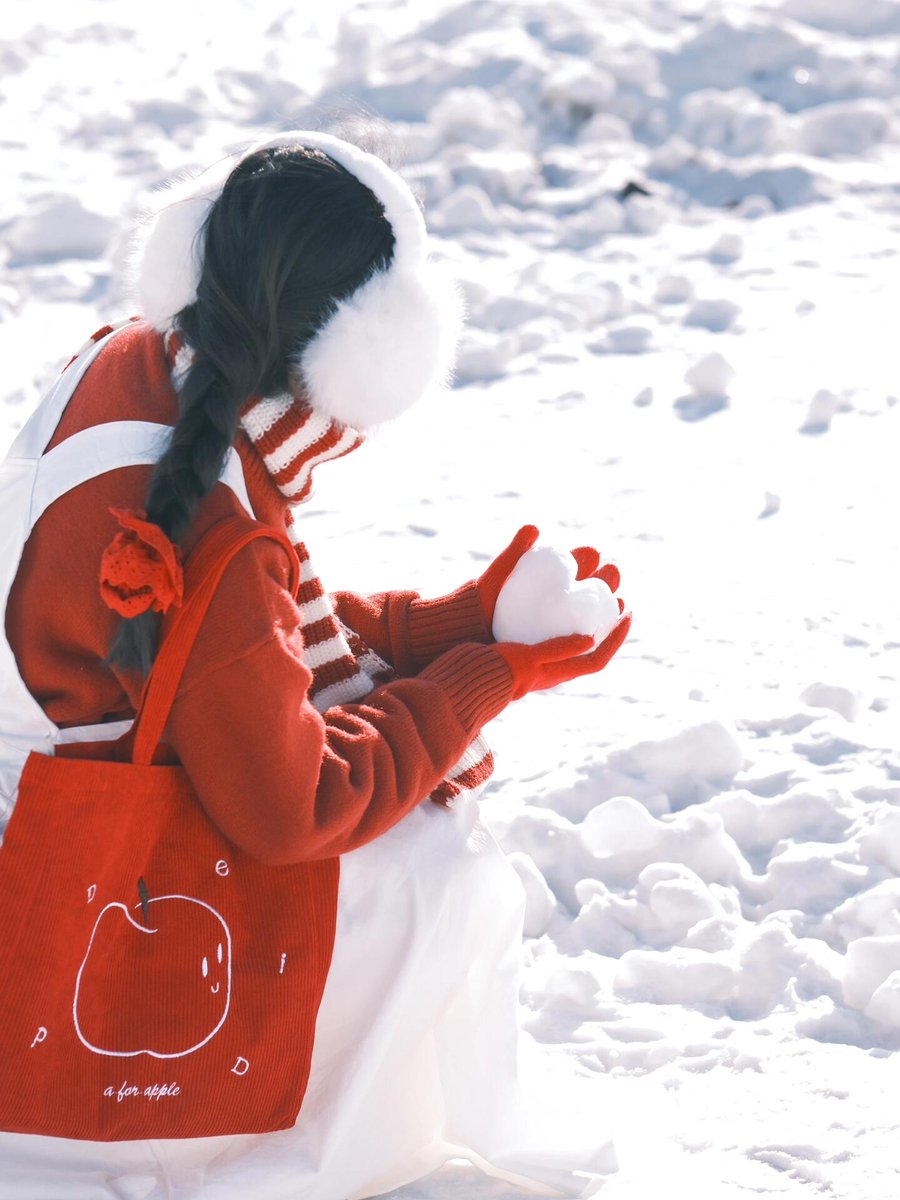 hibingning1's tweet photo. 南方小土豆来北方过年啦！
好多好大的雪人呀！好开心~⛄⛄ https://t.co/Cewi6X3N0r