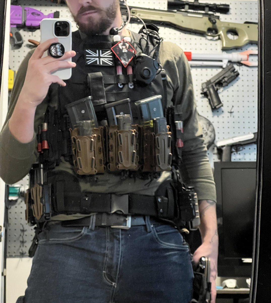 DangerCade223's tweet image. If you have loadout photos, send them!
I need inspiration

(Also the casual “civilian” clothes kinda slap)
#airsoft #TacticalGear #loadout