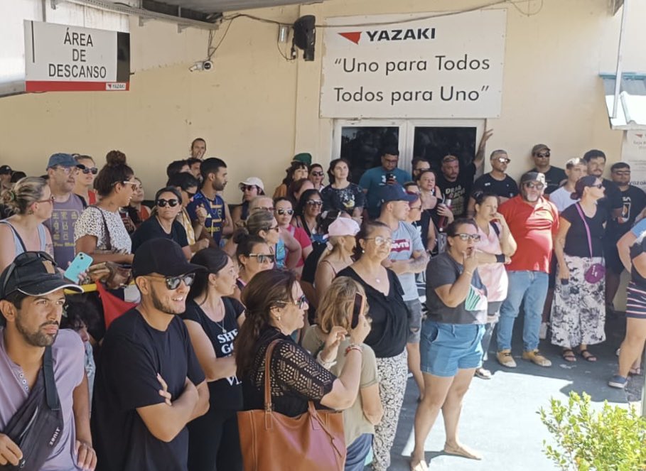 MarceAbdalaCNT's tweet photo. Durante la asamblea en Colonia enfrentando la irresponsabilidad  de Yazaki / Toyota que cerró mediante acciones encubiertas y pretende dejar en la calle de forma por demás traicionera a más de 1500 trabajadores y trabajadoras  que dependen de su trabajo. https://t.co/abwN5lUV4I