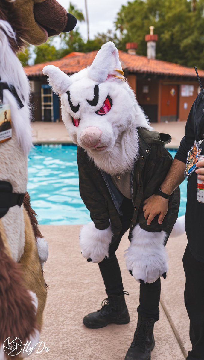 This is how I talk to you short people. 

📷: <a href="/OttyDu/">OttyDu</a>