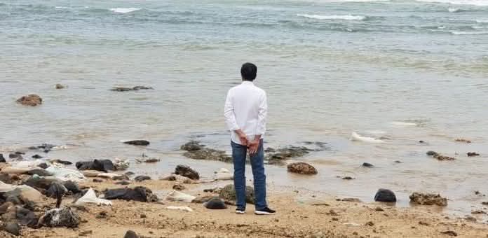 alisyarief's tweet photo. Pendusta di Tepi Laut

Seorang pendusta berdiri di tepi laut,
menatap ombak yang datang dan surut.
Lidahnya terbiasa melukis tipu,
menenun janji dari debu dan abu.

Angin berbisik membawa kisah,
tentang negeri yang karam di gelombang resah.
Namun ia tersenyum, penuh rencana,
menyulam nasib dengan dusta yang fana.

Anaknya kelak akan bertakhta,
duduk di singgasana dari janji hampa.
Dipahatnya takdir dengan kelicikan,
mewariskan kebohongan dalam genggaman.

Laut bersaksi, langit pun tahu,
darah dusta mengalir di nadi waktu.
Tapi ingatlah wahai penguasa,
air laut menyimpan semua rahasia.