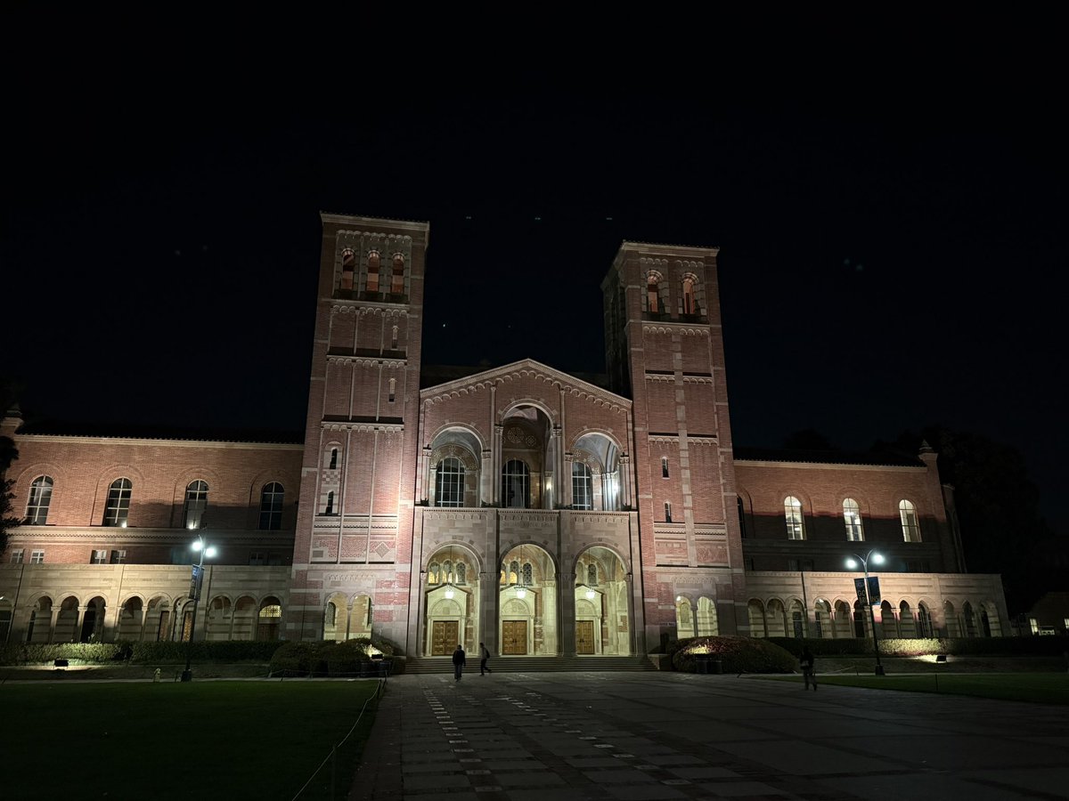 histarch's tweet image. UCLA campus at night. ❤️