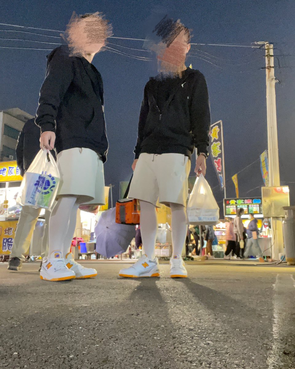 每次到夜市總是買一大堆東西🤣

#絲襪 #褲襪 #白絲襪 #白褲襪 #褲襪愛好者 #男生穿褲襪 #mantyhoseinpublic #pantyhose #whitepantyhose #mantyhose #stockings #tight