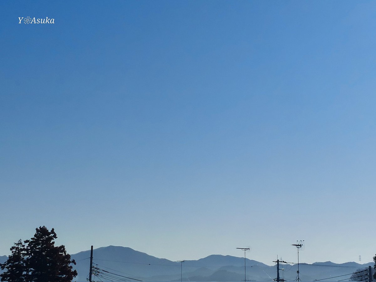 yumeasutw's tweet photo. #青空 に朝日が燦々✨キーンと冷えた快晴の金曜日の朝☀️

予想最高/最低気温🌡️10℃/-4℃
晴れ☀
お洗濯日和👕👖日溜まりは温もりを感じる冬日和✨夕方は北風が冷たそうです🌬️➰

#イマソラ #いまそら
#空の名前
#天気の図鑑
#日光連山
#a2025 #a0131 #a202501 #a2025015 https://t.co/QzcRBdxot8