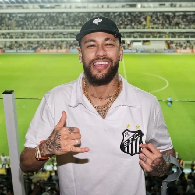 La vuelta de Neymar🇧🇷 a Sudamérica sin lugar a dudas es una de las bombas en este mercado de pases.

Un futbolista que estando a plenitud física maneja los partidos como quiere. Sus gambetas será un deleite de espectaculo, sin mencionar el marketing por venta de camisetas