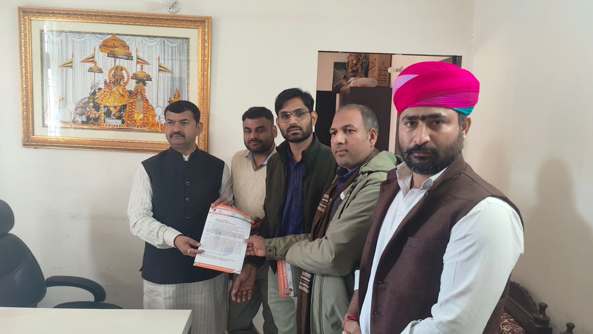 ramsing18227991's tweet photo. @BJP4Rajasthan @VasundharaBJP @BhajanlalBjp @DrPremBairwaग्राम पंचायत में स्थापित ई मित्र प्लस मशीन पर वसुंधरा जी द्वारा 2017 में लगाया गए ई मित्र ऑपरेटर को अटल प्रेरक संविदा केंडर में शामिल किया जाए #ईमित्र_प्लस_ऑपरेटर कब तक बिना मानदेय के कार्य करते रहेंगे ऑपरेटर को अनुभव भी है https://t.co/BwZRigrQhD