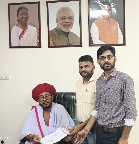 ramsing18227991's tweet photo. @BJP4Rajasthan @VasundharaBJP @BhajanlalBjp @DrPremBairwaग्राम पंचायत में स्थापित ई मित्र प्लस मशीन पर वसुंधरा जी द्वारा 2017 में लगाया गए ई मित्र ऑपरेटर को अटल प्रेरक संविदा केंडर में शामिल किया जाए #ईमित्र_प्लस_ऑपरेटर कब तक बिना मानदेय के कार्य करते रहेंगे ऑपरेटर को अनुभव भी है https://t.co/BwZRigrQhD