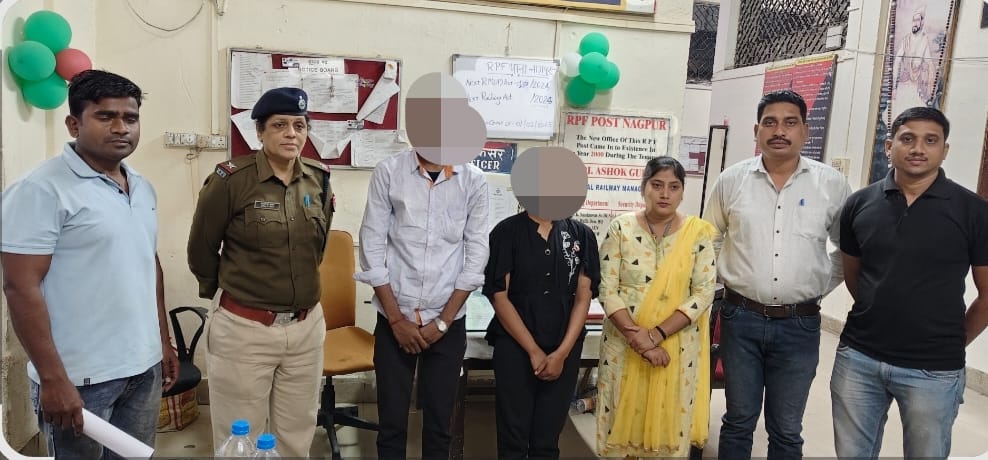 rpfsecrnag's tweet photo. @RPF_INDIA @DCARYA1967 @drmngpsecr @rpfsecrhq
#Operation_Nanhe_Farishte
#RPF मंडल टास्क टीम नागपुर के अधिकारी/बल सदस्यों द्वारा घर वालों को बिना बताये ट्रेन से जा रहे दो नाबालिग बच्चे मिले। जिन्हें उचित संरक्षण हेतु चाइल्ड हेल्प लाइन नागपुर को सुपुर्द किया गया। https://t.co/8srJYxM16m