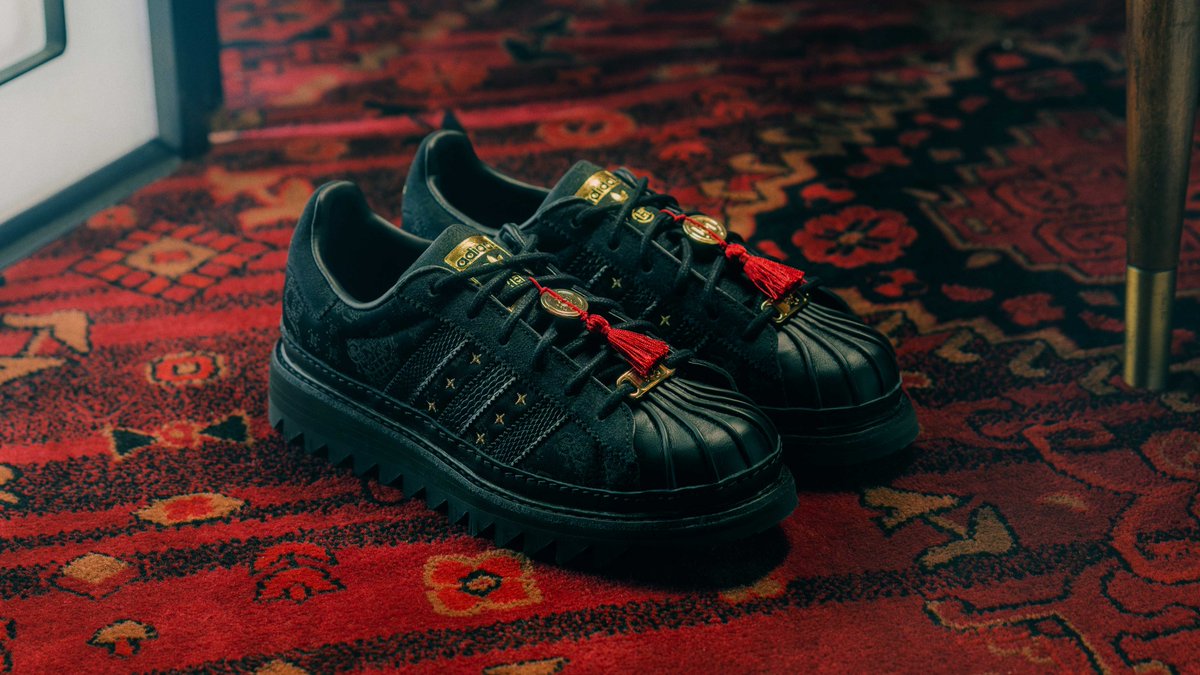 SOLELINKS's tweet photo. Ad: Clot by Edison Chen x adidas Superstar ‘Lunar New Year’

adidas:https://t.co/IQUXGMfGBK
Slam Jam:https://t.co/6EEmB9EehN https://t.co/MRo0aLtXOM