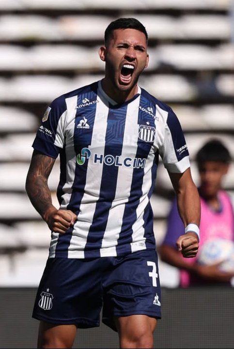 Pintada le queda la remera👌