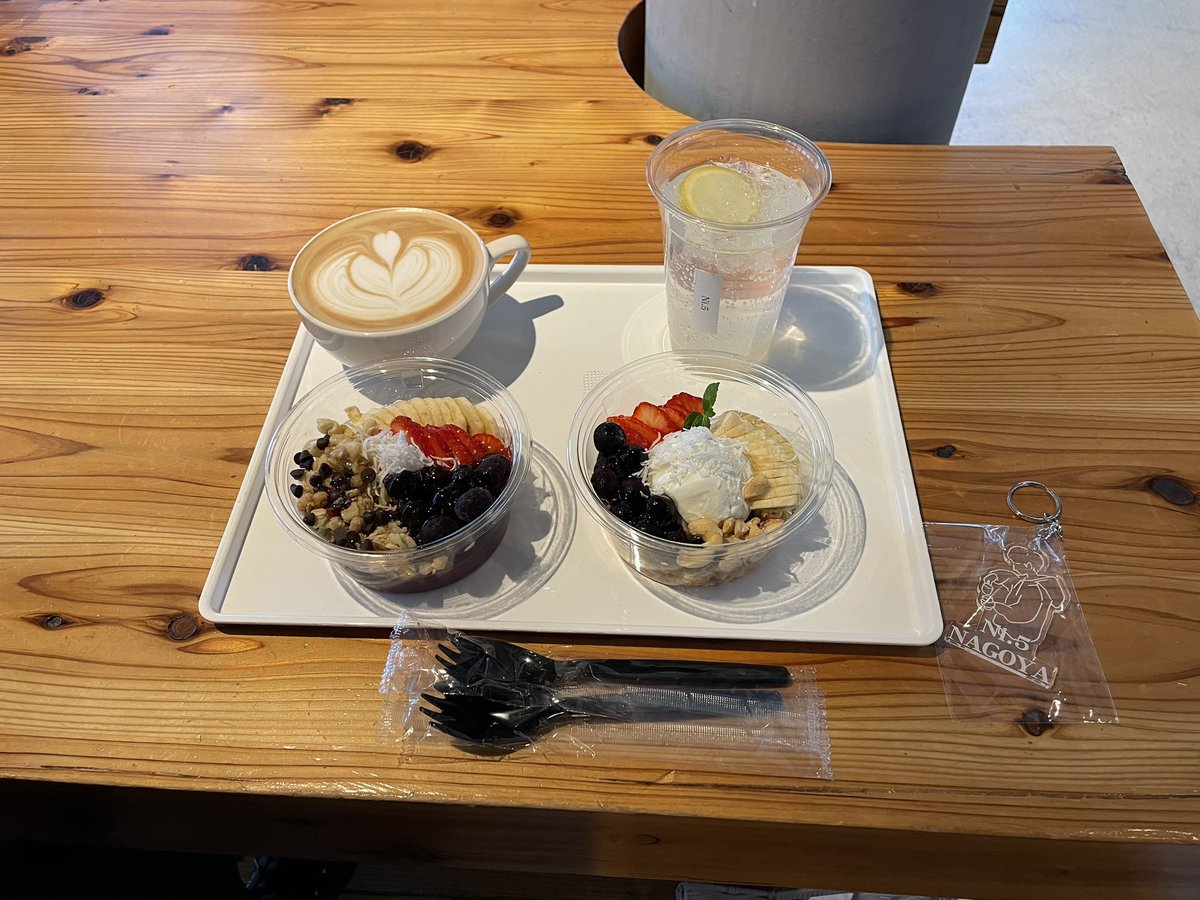aika_jump's tweet photo. 妹と行ってきました〜！
Ni.5
テテ似のお兄さんが居るカフェ☕️

アサイーとグリーグヨーグルトを注文

美味しかった😋

写真も快く引き受けてくれて感謝です！

#Ni5 https://t.co/JoM7ntAho4