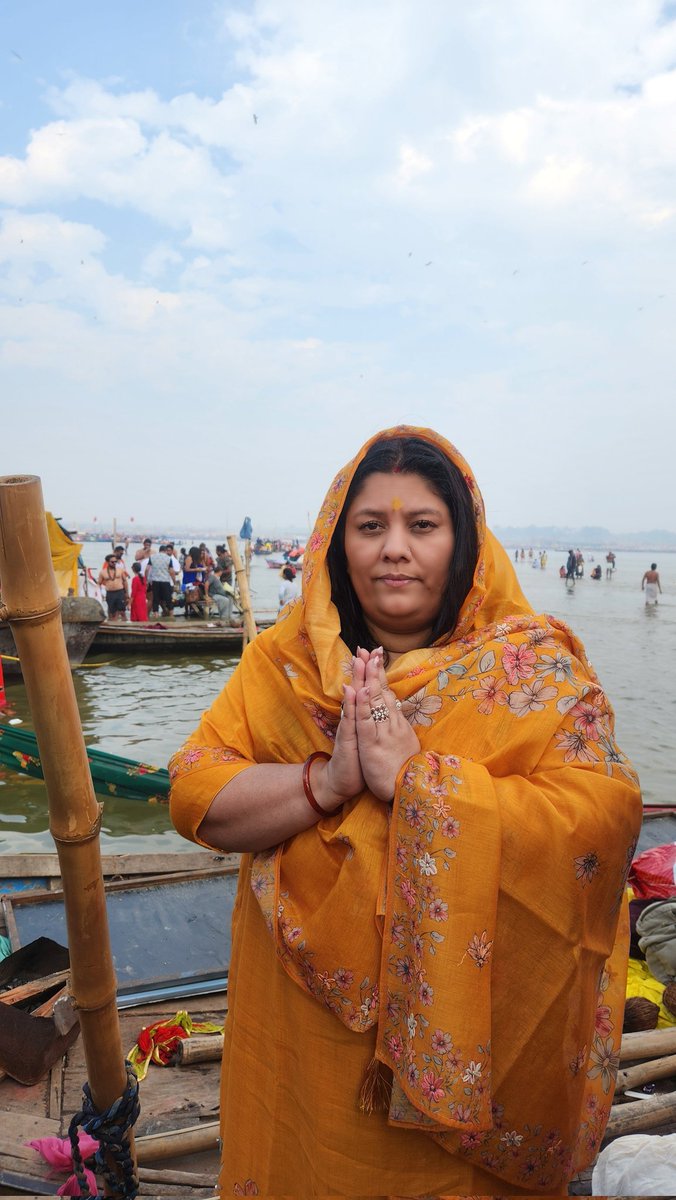 HinaJudev's tweet photo. दिनांक 29/01/2025 को प्रयागराज के महाकुंभ में मौनी अमावस्या के शुभ अवसर पर त्रिवेणी संगम में स्नान कर पूर्वजों का तर्पण किया तथा महाकुंभ में उपस्थित ऋषि मुनियों,साधु संतों का आशीर्वाद प्राप्त किया। https://t.co/Ge0XLBYn55