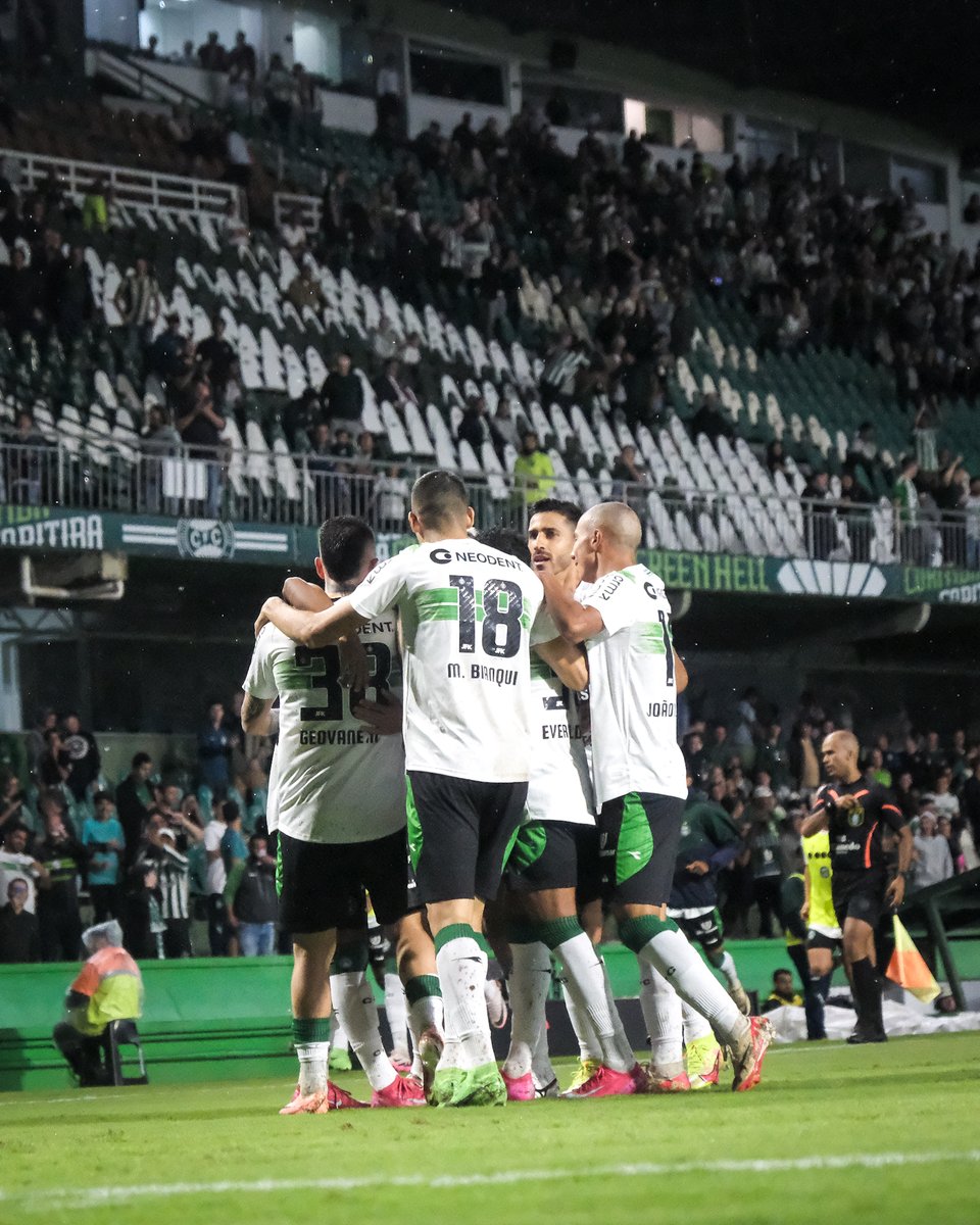 Coritiba's tweet photo. Como é bom te ver ganhar, meu Verdão! 🇳🇬

📸 JP Pacheco | Coritiba

#CFCxCAB #CoxaNoParanaense https://t.co/N3SkDE39DL