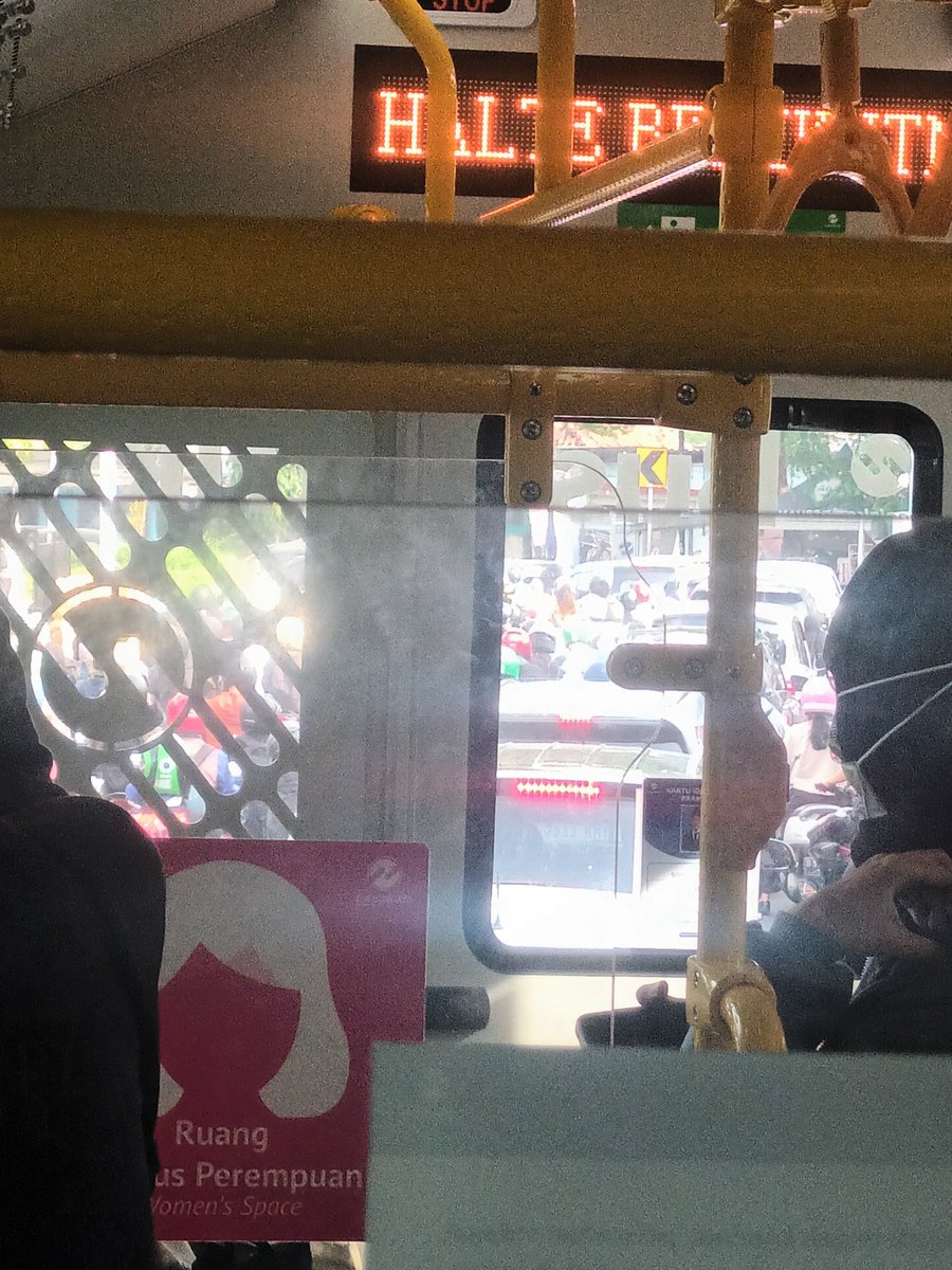 MuhammadMumu113's tweet photo. Pk 08.01 Update arus lalu lintas di depan Stasiun Manggarai arah Tebet tidak bergerak, sudah ketahan 20 menit lebih.
CC @RadioElshinta https://t.co/LMNjmIHWQk