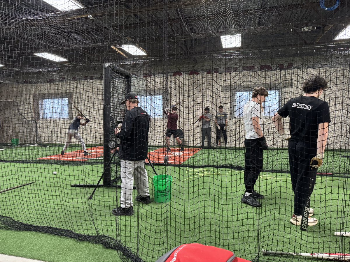 Sophs gettin’ that winter workout in today. ⚾️⚾️