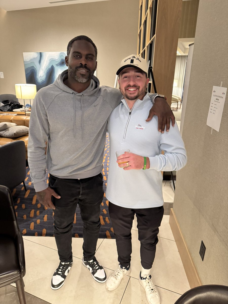 bt_juice_pod's tweet image. Mike Vick. 🐐🧃👀