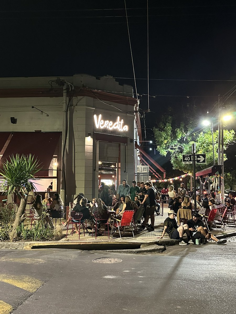 lutitravelguide's tweet photo. Planazo en el nuevo café &amp; bar de la ciudad: Veredita. El lugar es precioso Menú de panchitos &amp; drinks. Aguante La Plata &amp; su modo incansable de habitar las veredas. 

Mañana repite. Vayan temprano 🙏
📍10 y 40 https://t.co/C2KIrj9mkF