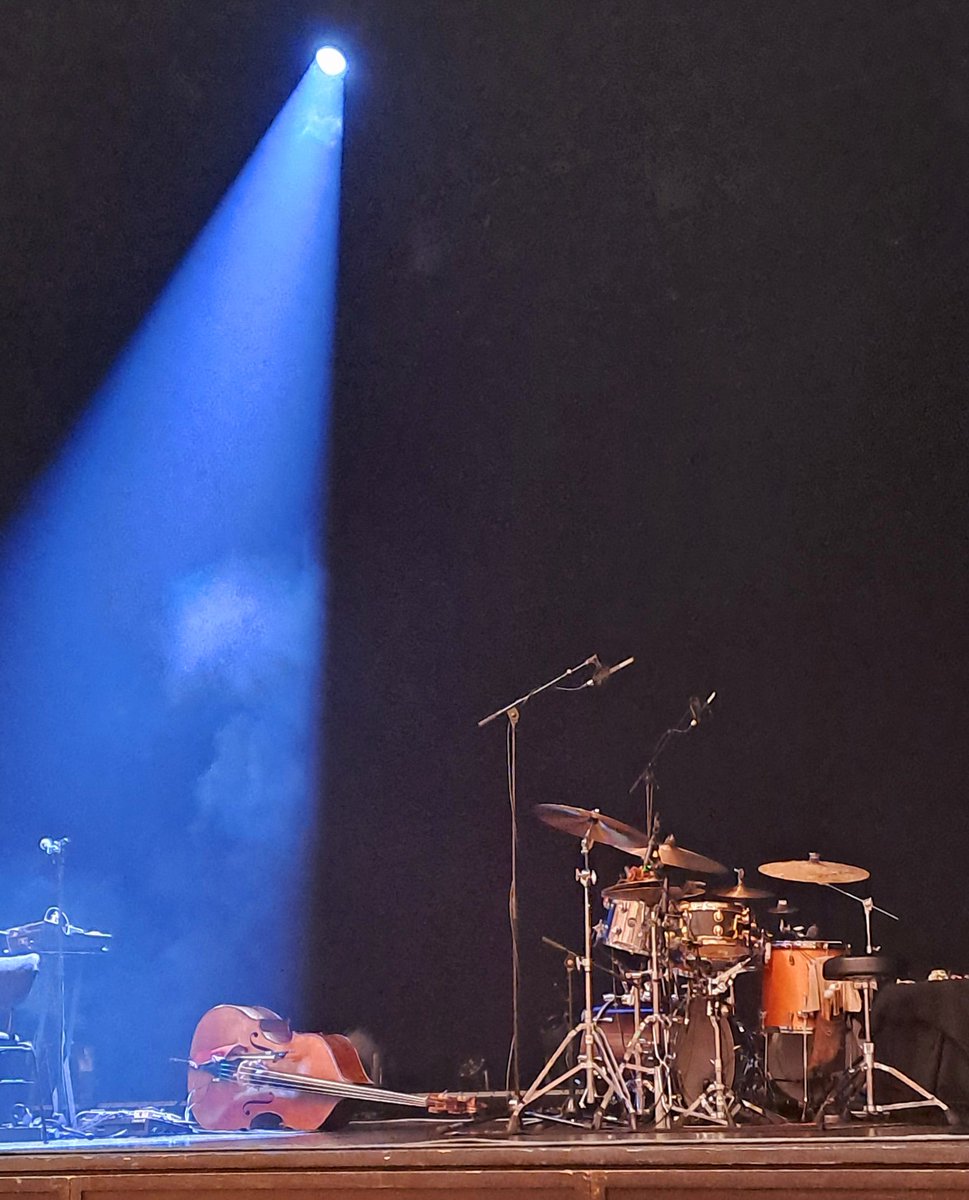 MacieiraErica's tweet photo. GoGo Penguin in Lisbon ❤️ https://t.co/1kA315TTj4
