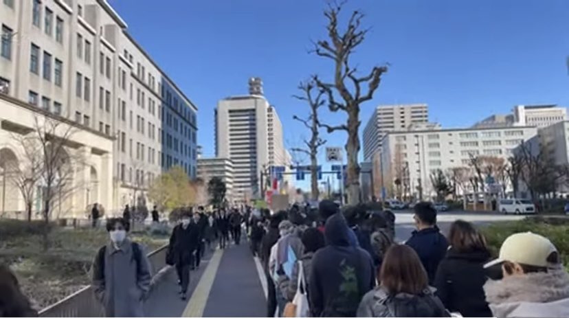 sento_hancyo's tweet photo. 1月31日、今日も朝から財務省前で多くの国民による財務省抗議デモ🪧
未だかつて無い低レベル政府と財務省に国民の怒りは収まらない。
この想いを参院選にぶつけよう！
＃財務省解体 https://t.co/ORl83ANsZx