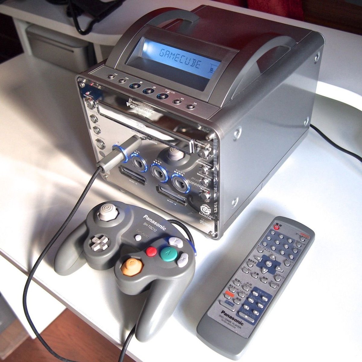 Panasonic Q
hybrid DVD player/Nintendo Gamecube console
Japan 🇯🇵 (2001)