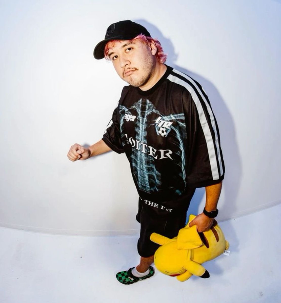 Stat_Styles's tweet image. 🖤@MikiSFTF 𝑾𝒆𝒂𝒓𝒊𝒏𝒈 𝒕𝒉𝒆 𝒓𝒊𝒃𝒄𝒂𝒈𝒆 𝒔𝒑𝒐𝒓𝒕𝒔 𝑻-𝒔𝒉𝒊𝒓𝒕 𝒃𝒚 𝑳𝒐𝒊𝒕𝒆𝒓 [$40.60 𝑼𝑺𝑫] culturekings.com/products/loite…🖤 

𝒄𝒖𝒓𝒓𝒆𝒏𝒕𝒍𝒚 𝒊𝒏 𝒔𝒕𝒐𝒄𝒌