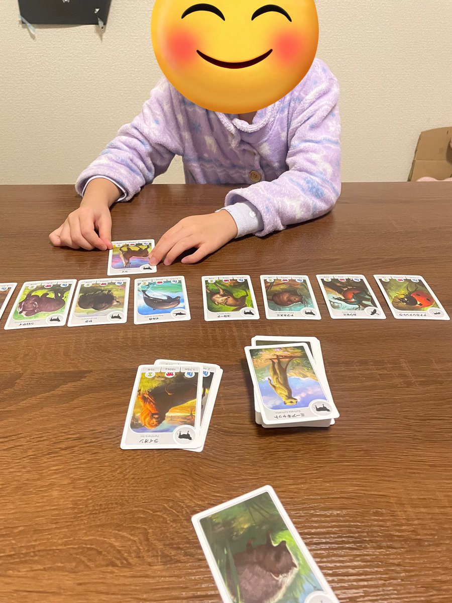 X49765415's tweet photo. 妻子と3人でカードライン動物編をプレイ🐒
これなら子でも問題なく出来るでしょ。
と思いきや想定外の罠が。
大きさはmm、cm、m。重さはｇ、kg、tが混在して表記されているため、単位の分からない子供は直感で正解か分からないので若干盛り上がりにかけてしまうかな？でも子供は楽しんでたようです笑 https://t.co/2Q8KtW8kd7