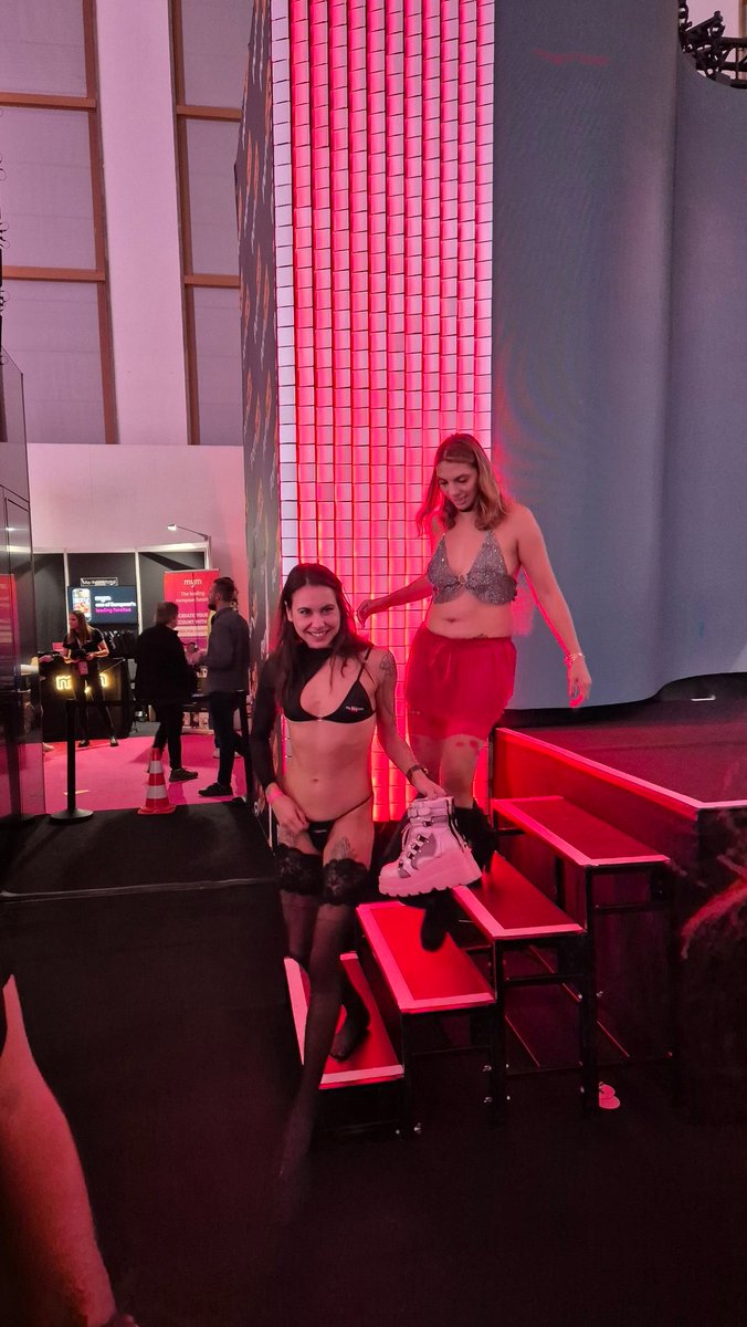 27. "Handy Kamera"
Der 02. Tag auf der 27. Venus, 2024.

Gerade als ich bei der MDH Bühne an kam, war auch schon die wilde Show von Jenny und Mila vorbei. 😍❤️😘❤️

<a href="/venusberlinoff/">Venus Berlin</a>
<a href="/Jennystellacom/">Jenny Stella 💞</a>
<a href="/mila_hase/">Mila Hase</a>
<a href="/texas_patti/">texas patti</a>
#venusmesse #venus2024 #venusberlin #venusfestival #venus