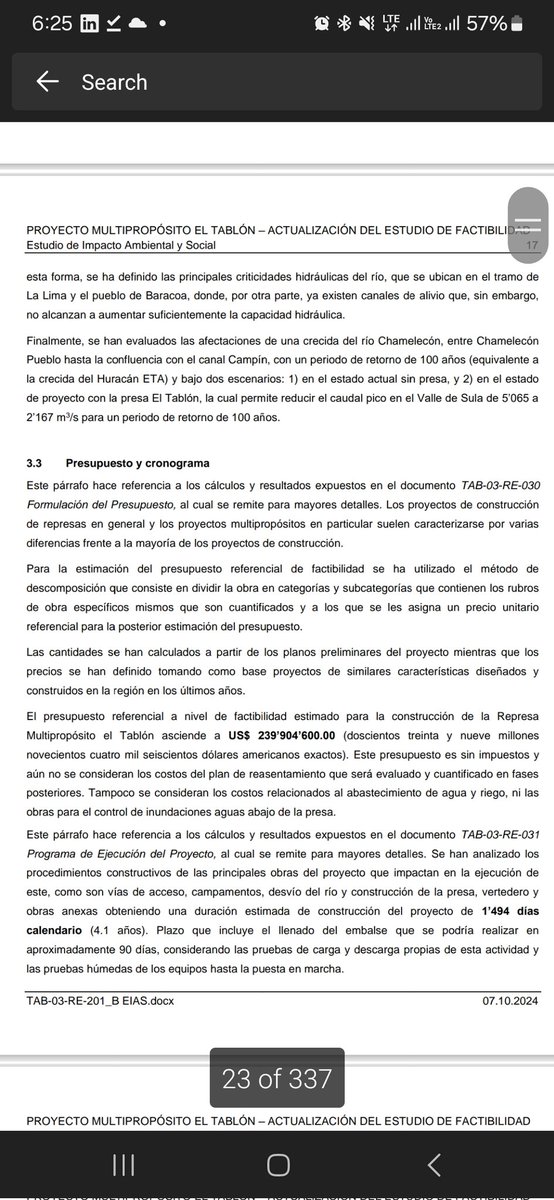 Kev_rodriguezc's tweet photo. ¿Será la Represa multiproposito El #Tablon un Patuca 2.0?

El nuevo diseño de El Tablón en comparación con la propuesta realizada por el Sector Privado en 2022 es:

1️⃣ Más caro
2️⃣ Más tardado
3️⃣ Menos eficiente 

1️⃣ La propuesta de una presa Rompepicos hecha en 2022 tenía un costo de $120 millones. La nueva propuesta es de $239.9 millones y este valor NO considera 
❌️impuestos y 
❌️ no se consideran los costos del plan de reasentamiento 
❌️Tampoco se consideran los costos relacionados al abastecimiento de agua y riego, ni las  obras para el control de inundaciones aguas abajo de la presa

2️⃣ Más tardado: el diseño propuesto en 2022 no requería inundar comunidades por lo que podía construirse en 36 meses. El nuevo diseño tiene afectación directa a alrededor de 700 personas, por lo que la construcción del proyecto depende del abordaje social con las comunidades, con resultados inciertos.

3️⃣ Menos eficiente: el diseño original prevenia el 100% de las crecidas del río #Chamelecon, resolviendo de manera DEFINITIVA el problema de inundaciones ocasionadas por este río.
El nuevo diseño previene entre el 60% y 80% de las crecidas, lo que no resuelve el problema de inundaciones para Choloma, La Lima y SPS.

En el componente de energía, hace 20 años el Río tenía una capacidad de 30 MW, ahora apenas es de 13 MW. 

¿cuánto es el costo del kWh de una inversión de almenos $300 millones para generar un kWh #ENEE? 

No hay que olvidar que en 2022 el Congreso Nacional YA HABÍA APROBADO sacar $1,000 millones de las reservas para financiar la construcción de El Tablon.

La propuesta del 2022 permitía que en este 2025 la población del Valle de Sula tuviera resueltas pesadillas de las inundaciones ocasionadas por el río Chamelecon, y en el futuro se podían agregar los elementos de riego. 

En conclusión, han pasado 3 años de gobierno en los que la población de la zona norte sufrió afectaciones por inundaciones ($350 millones sólo en 2022) y han vivido en zozobra por la inoperancia y lentitud del gobierno.