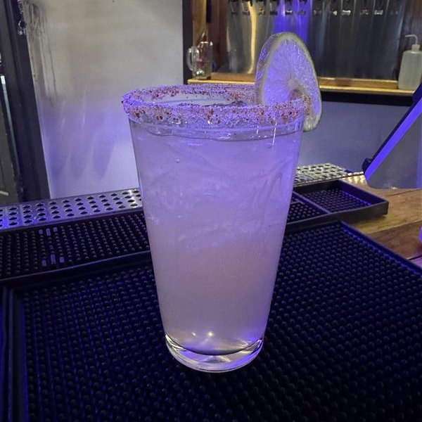 slightlyfurry's tweet photo. Celebrate the end of Dry January with our Party OWL Draft Cocktail! PineappOWL, tequila and triple sec with a tajin rim. Great for staycations! Get it while it lasts.
#SlightlyFurry #SouthendPublicHouse #draftcocktail #cider #mead #Seattle https://t.co/EKip0IECCi