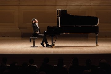 YUNDIMUSIC01's tweet photo. Returned to the Carnegie Hall, offering the notes that flow from my heart. A heartfelt thank you for your smile, applause, and flowers. We have made spring blossom alongside Mozart’s music. What a romantic night. Your support means everything. #YundiUSAandCanadaTour #CarnegieHal https://t.co/fO1XjCKGvD