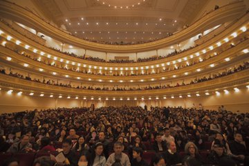 YUNDIMUSIC01's tweet photo. Returned to the Carnegie Hall, offering the notes that flow from my heart. A heartfelt thank you for your smile, applause, and flowers. We have made spring blossom alongside Mozart’s music. What a romantic night. Your support means everything. #YundiUSAandCanadaTour #CarnegieHal https://t.co/fO1XjCKGvD